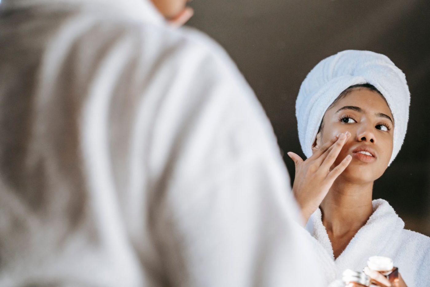 Recurring acne routine review with a woman applying skincare in a mirror, Chennai; illustrative photo by Sora Shimazaki on Pexels