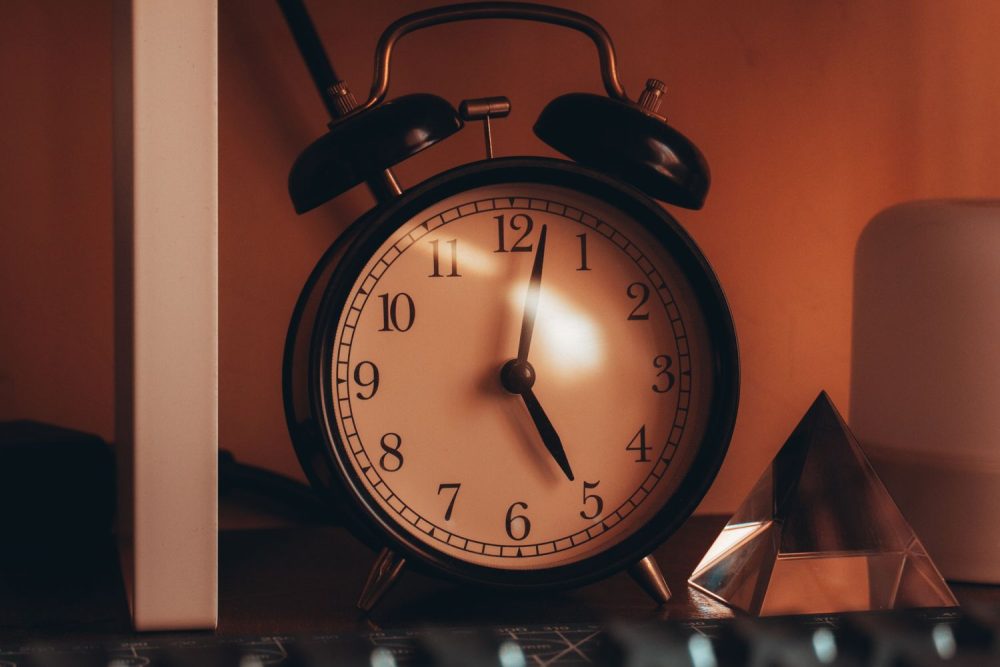 A real clock used to illustrate that Botox results settle gradually and vary in duration; photo by Suhas Hanjar on Pexels.